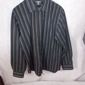 EUC Men"s shirt by apt 9 size Large